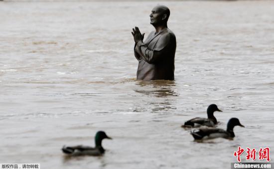 中欧水灾持续致11人死亡 上万人逃离家园(图)