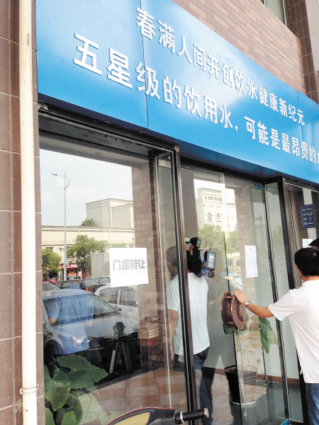 招牌上的文词显得很玄乎、夸张。