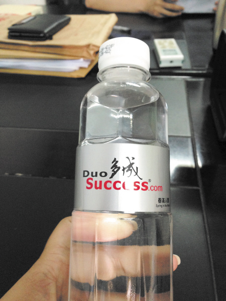 350毫升的“多成”水卖到214元。均为谭琳静 摄