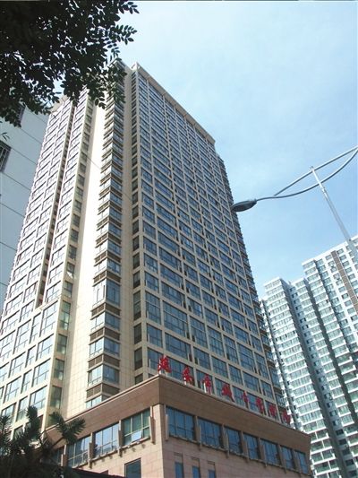 6月5日，延安“城管大厦”牌子拆除。图/CFP登录手机应用平台，免费下载并使用“云拍”，拍摄图片观看视频。