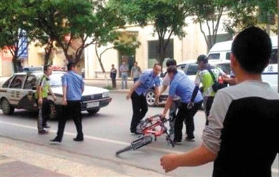 5月31日，一辆警车驶过城管与商户冲突现场未停。视频截图 
