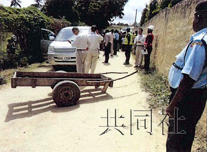 图为小川悟遇袭现场。左后方为所乘汽车。7月15日摄于肯尼亚东南部的蒙巴萨。