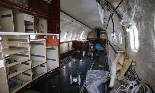 近日，赵本山的私人飞机被人看到已经停在了济南某飞机工程公司的维修车间内。据悉，该飞机将进行舱内坐椅更换等维修。