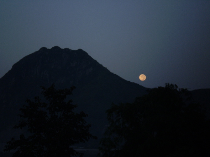 月傍笔架山