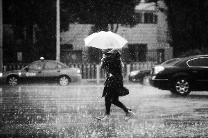 15：00雷雨