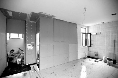 楼顶仍有在建房屋。京华时报记者陶冉摄