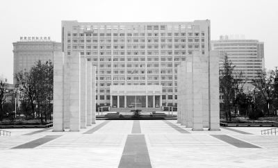 安徽省某市市委市政府打着“商务中心”名义建设的行政办公大楼。