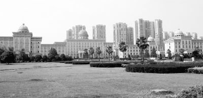 早年建成的湖南省某市行政中心的“白宫建筑群”。