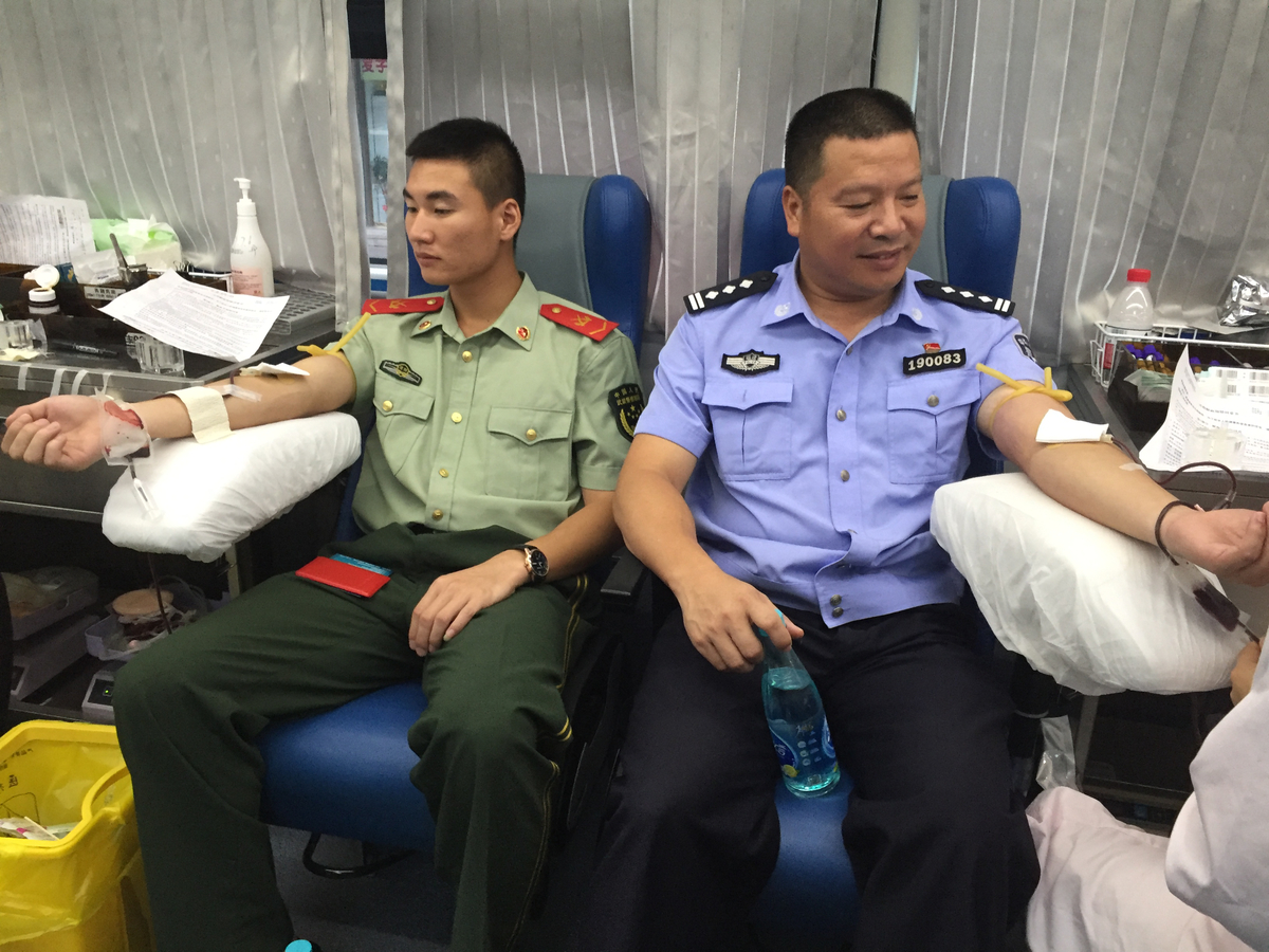 公安民警献血忙