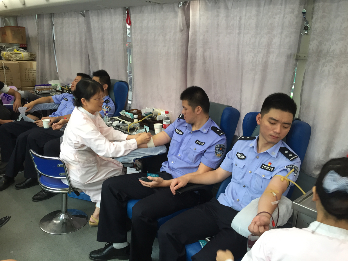 公安民警献血忙