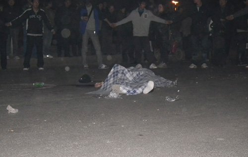 河南女大学生被撞身亡 学生树人墙护现场(图)