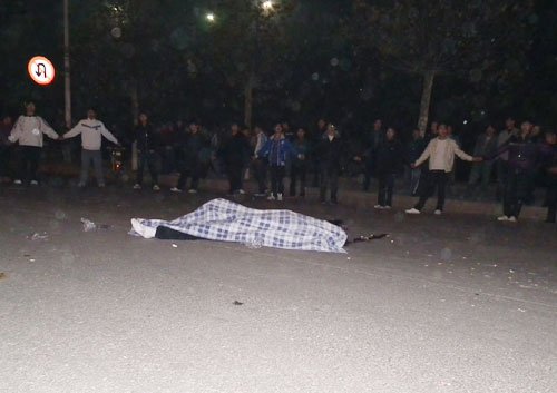 河南女大学生被撞身亡 学生树人墙护现场(图)