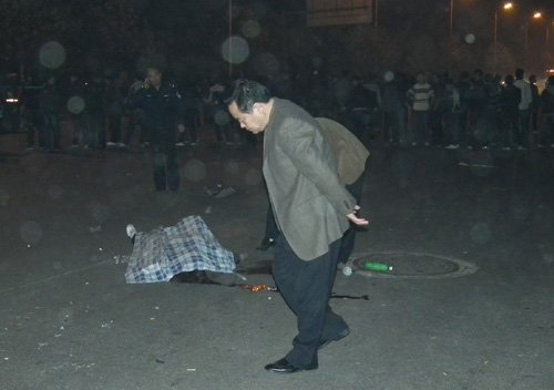 河南女大学生被撞身亡 学生树人墙护现场(图)
