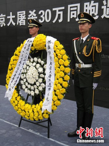 13日上午10点，警报声响彻南京上空，近5000军民聚集在侵华日军南京大屠杀遇难同胞纪念馆悼念广场，为悼念侵华日军南京大屠杀遇难同胞73周年举行和平集会，祈求世界和平。朱晓颖