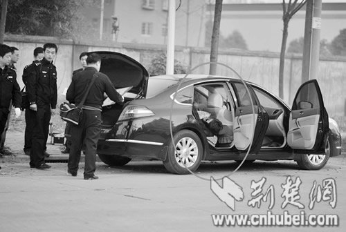 图为：章宏斌自首后，警方对载尸车辆进行勘查（画圈处为受害人梅某）