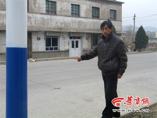 男子车祸现场帮救人