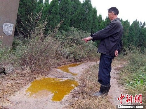 河南20万吨毒铬渣泄出黄色毒液 附近草木枯死