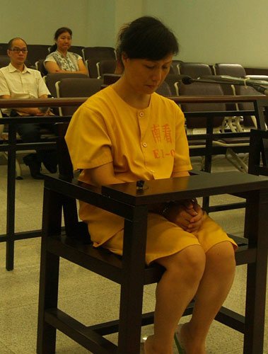 图为非法集资5亿巨款的唐美群正在接受法庭的宣判。（唐毅军摄）