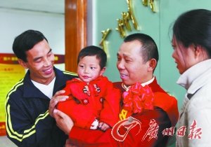 广州重奖见义勇为市民 解决就医就业等问题