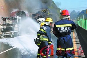 京珠北危险品槽罐车被追尾 30吨甲醇泄漏燃烧