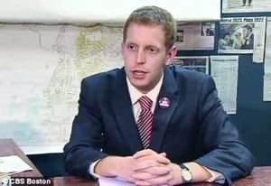 美国22岁毕业生竞选击败67岁对手当选新市长