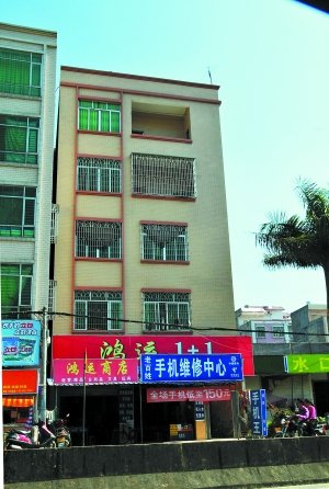 广东信宜村官家属抢困难户房补 特困户住窝棚