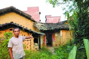 广东信宜村官家属抢困难户房补 特困户住窝棚