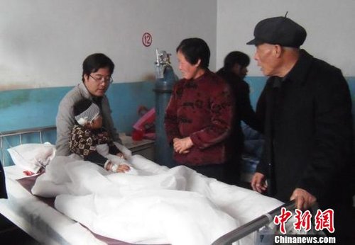 图为家长陪同受伤的孩子。甘芬 摄