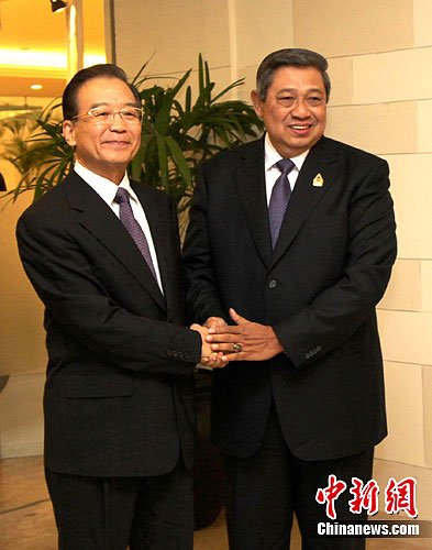 温家宝会晤印尼总统：中国愿探讨南海行为准则