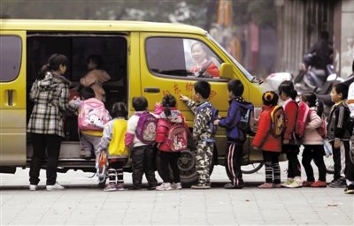 　　11月18日，武汉市新洲区一家幼儿园校车涉嫌超载。调查发现，9座面包车共载25人。