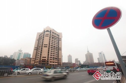 原市府大楼首次试爆警戒范围较小，附近居民无需撤离。 付兴华 摄