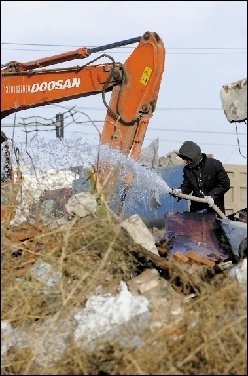 “钉子户”占路8年被强拆 协商时铲车开到(图)