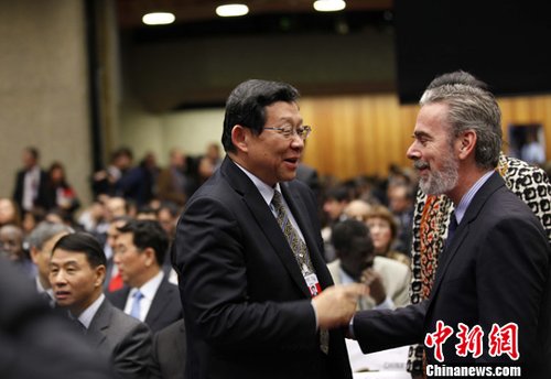 12月15日下午，中国商务部部长陈德铭出席世界贸易组织第八届部长级会议开幕式并发言。世界贸易组织第八届部长级会议12月15日至17日在瑞士日内瓦举行，陈德铭（左）在开幕式之前与参会代表交流。中新社记者 沈晨 摄 
