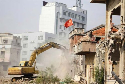 佛山“钉子户”遭乡亲群殴逼拆 跪记者求救(图)