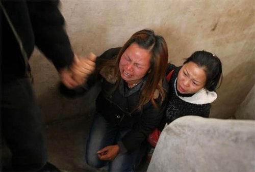 佛山“钉子户”遭乡亲群殴逼拆 跪记者求救(图)
