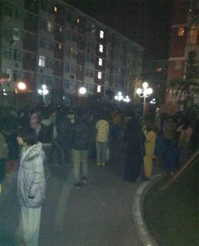 彭州市民地震后纷纷上街避险。