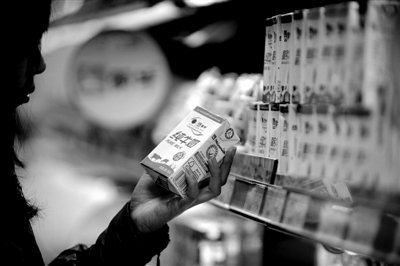 昨日，沈阳一家超市，消费者正在查看蒙牛纯牛奶。近日，蒙牛乳业（眉山）有限公司生产的一批次产品被检出致癌物黄曲霉毒素M1超标。常胜 摄
