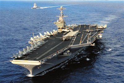 美国航母现身伊朗军演海域 警告伊朗勿封锁海峡