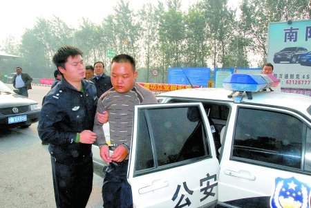 河南轮奸案疑犯潜逃11年 公安局给其办新身份证