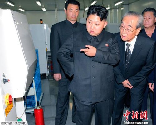 图为朝中社2011年9月11日发布的照片显示，金正恩视察平壤Mokran视频公司。