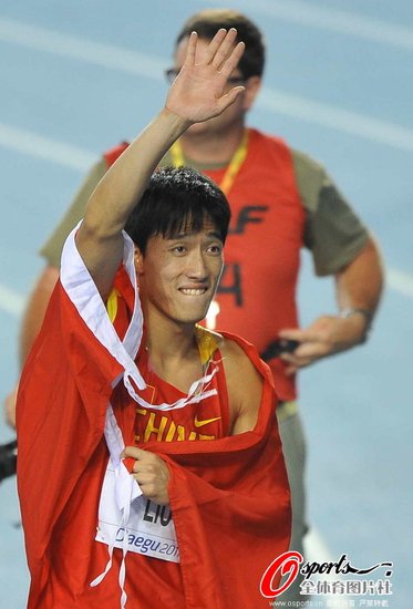 刘翔接受采访反安慰记者 豁达言语令人心疼