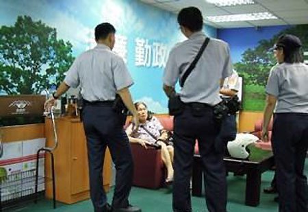 老妇大闹民进党党部 抗议蔡英文要把台湾卖给日本