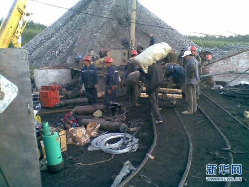 8月23日，救援人员在事故现场展开救援（手机拍摄）。