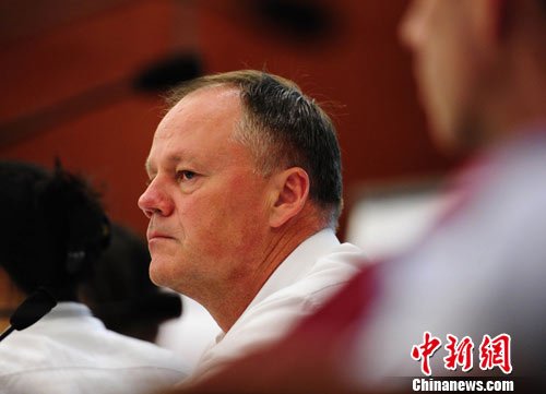 资料图：8月24日上午，康菲石油中国有限公司总裁司徒瑞（Georg Storaker）在北京的发布会上表示，该公司会对渤海溢油事件承担相应的责任。中新社发 侯宇 摄