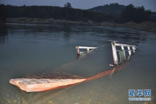 这是9月9日在湖南省邵阳县塘田市镇夫夷水向茶村地段拍摄的沉船事故船只。新华社发 