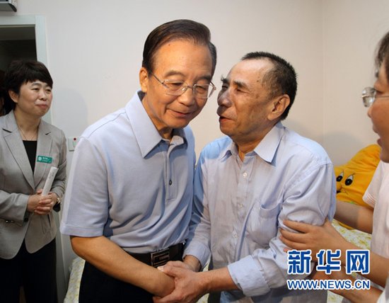 温家宝看望福利院老人 题字“颐养天年”(图)