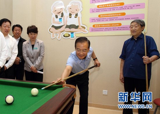 温家宝看望福利院老人 题字“颐养天年”(图)