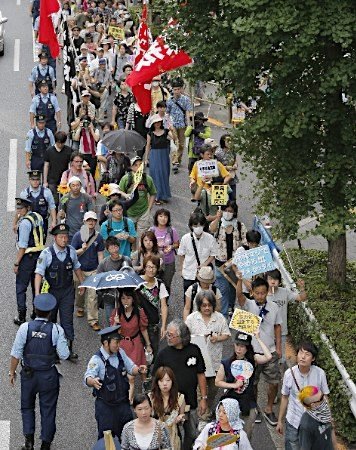 东京大规模游行要求废除核电站 12人被捕(图)