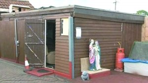 英警方突袭解救24名被困奴工 最小者17岁(图)