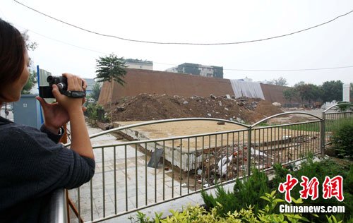 河南郑州新建复古商代城墙多处塌方